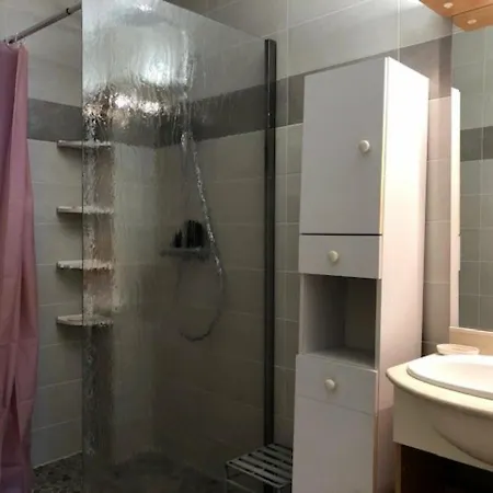 2 Pieces Avec Cabine, Climatise Et Parking Prive A 200m De La - Fr-1-225c-78 Apartment *
