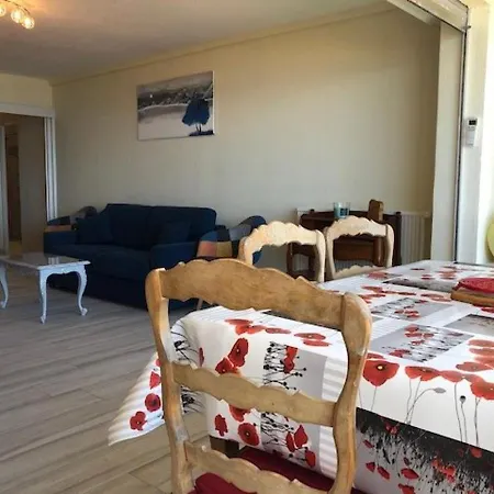 2 Pieces Avec Cabine, Climatise Et Parking Prive A 200m De La - Fr-1-225c-78 *